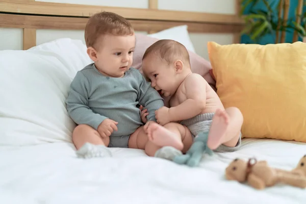 Két Kisgyerek Ágyon Hálószobában — Stock Fotó