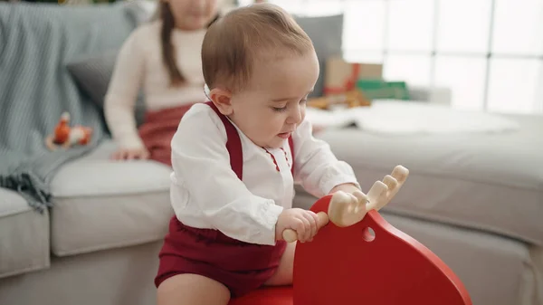 Schattige Spaanse Baby Spelen Met Rendieren Schommelen Thuis — Stockfoto