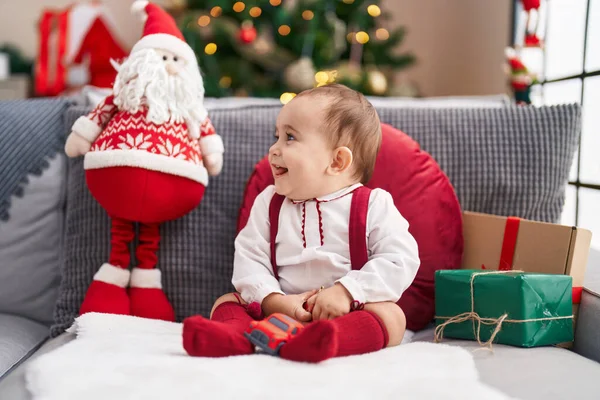 Adorável Bebê Hispânico Sorrindo Confiante Sentado Sofá Pela Árvore Natal — Fotografia de Stock