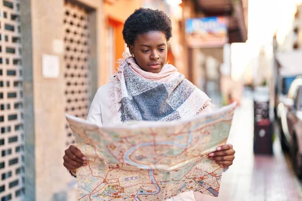 Africká Americká Žena Usmívá Sebevědomě Drží Mapu Města Ulici — Stock fotografie