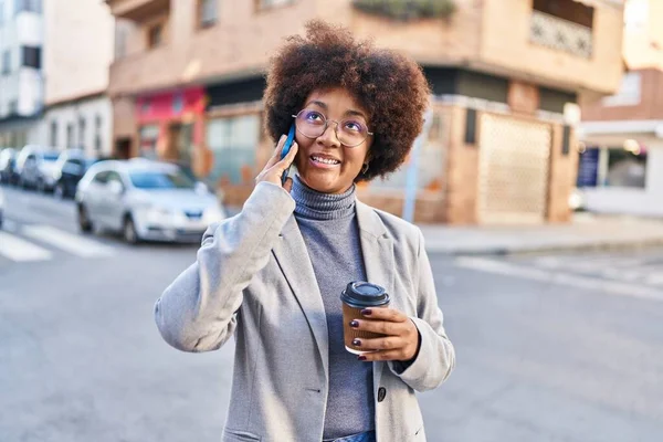 Afroamerikansk Kvinna Verkställande Talar Smartphone Dricka Kaffe Gatan — Stockfoto
