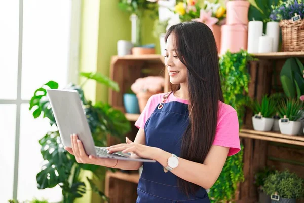 Young Chinese Woman Florist Smiling Confident Using Laptop Flower Shop — Stok Foto