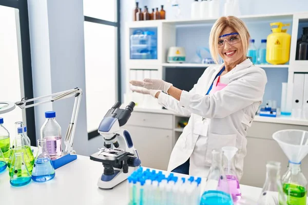 Блондинка Середнього Віку Працює Науковій Лабораторії Запрошуючи Вступити Усміхнену Природну — стокове фото