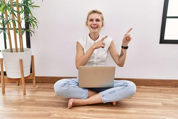 Genç Sarışın Kadın Bilgisayar Kullanıyor Oturma Odasında Yerde Oturuyor Gülümsüyor — Stok fotoğraf