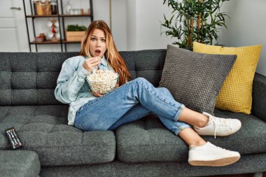 Beyaz bir kadın evdeki kanepede oturup film izlerken şaşırdı.