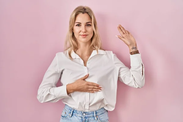 Young Caucasian Woman Wearing Casual White Shirt Pink Background Swearing — Stock Photo, Image