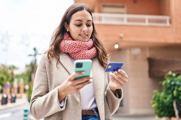 Young Beautiful Hispanic Woman Using Smartphone Credit Card Wearing Scarf — Φωτογραφία Αρχείου