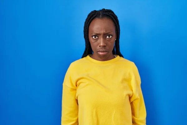 Mooie Zwarte Vrouw Die Een Blauwe Achtergrond Staat Sceptisch Nerveus — Stockfoto