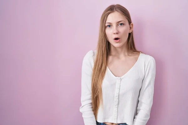 Jonge Kaukasische Vrouw Staan Roze Achtergrond Bang Geschokt Met Verrassing — Stockfoto