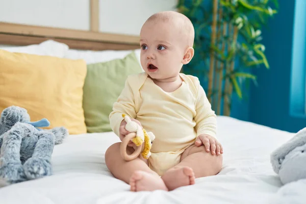 Adorável Caucasiano Bebê Segurando Brinquedo Sentado Cama Quarto — Fotografia de Stock