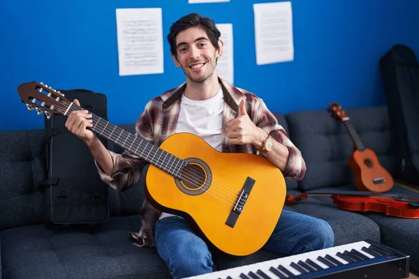 Jovem Hispânico Tocando Guitarra Clássica Estúdio Música Sorrindo Feliz Positivo — Fotografia de Stock