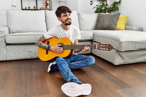 Jovem Hispânico Tocando Guitarra Clássica Sentado Chão Casa — Fotografia de Stock