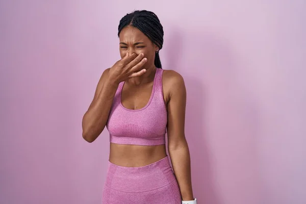 Африканская Американка Косичками Спортивной Одежде Розовом Фоне Пахнет Вонючим Отвратительным — стоковое фото