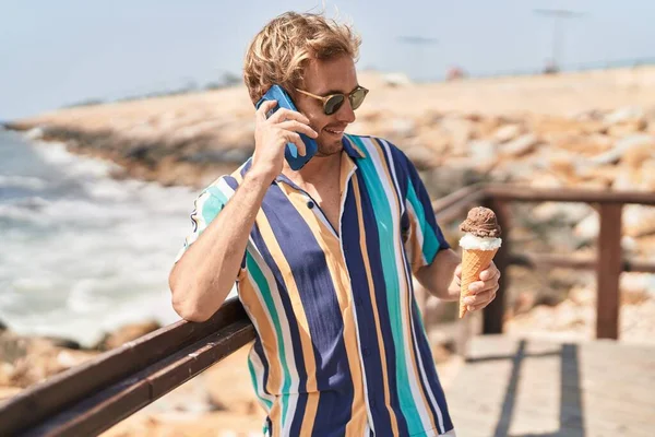 Young Man Tourist Talking Smartphone Eating Ice Cream Seaside — Stock Photo, Image