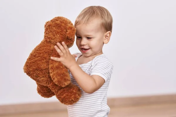 Liebenswertes Kleinkind Lächelt Selbstbewusst Und Spielt Hause Mit Teddybär — Stockfoto