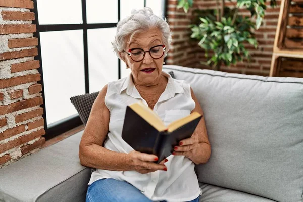 Старшая Седовласая Женщина Читающая Библию Сидит Дома Диване — стоковое фото