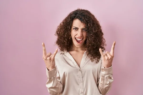 Hispanic Woman Curly Hair Standing Pink Background Shouting Crazy Expression — Stock Photo, Image