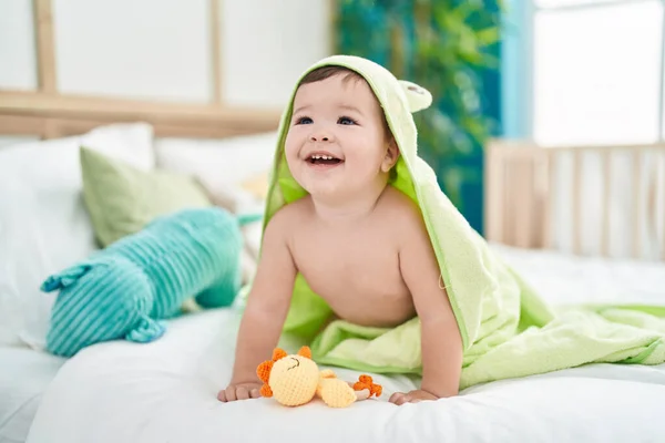 Beyaz Bir Bebek Yatakta Komik Bir Havlu Takıyor — Stok fotoğraf