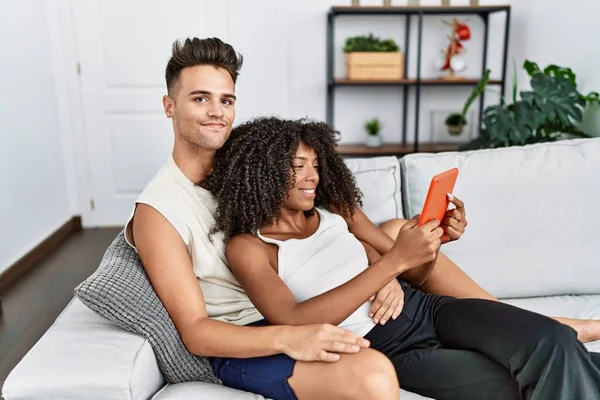 Άντρας Και Γυναίκα Ζευγάρι Χρησιμοποιώντας Touchpad Αγκαλιάζονται Στο Σπίτι — Φωτογραφία Αρχείου