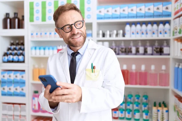 Medelålders Man Farmaceut Med Smartphone Arbetar Apotek — Stockfoto