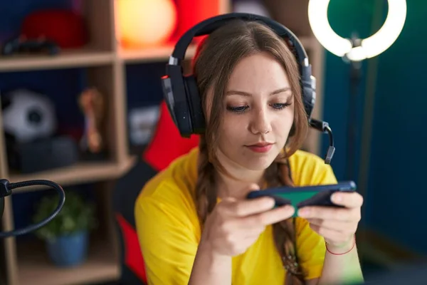 Junge Blondine Spielt Videospiel Mit Smartphone Spielothek — Stockfoto