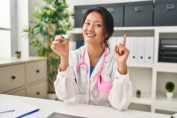 Young Asian Woman Wearing Doctor Uniform Stethoscope Surprised Idea Question — ストック写真
