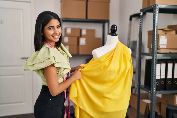 设计师工作室里的年轻拉丁女装制造商用薄纱量布 — 图库照片