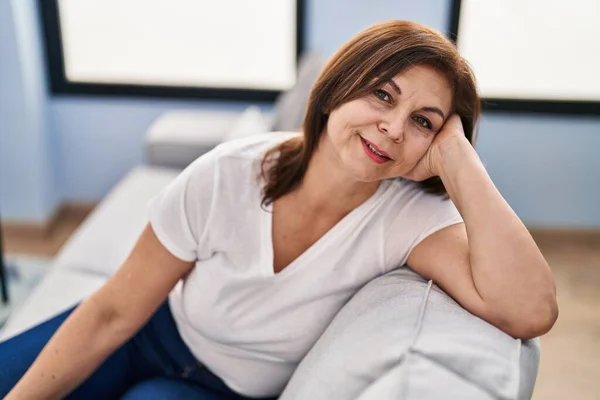 Middle Age Woman Suffering Dizzy Standing Home — Stock Photo, Image