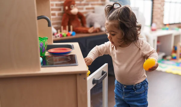 Liebenswertes Hispanisches Mädchen Spielt Mit Spielküche Kindergarten — Stockfoto