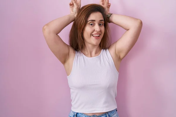 Brunette Woman Standing Pink Background Posing Funny Crazy Fingers Head — Stockfoto
