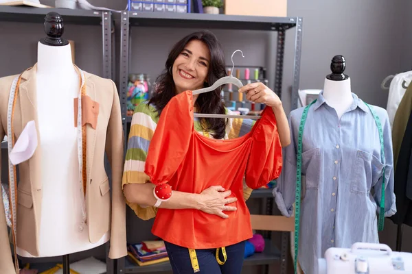 Mulher Hispânica Meia Idade Alfaiate Sorrindo Confiante Segurando Shirt Atelier — Fotografia de Stock