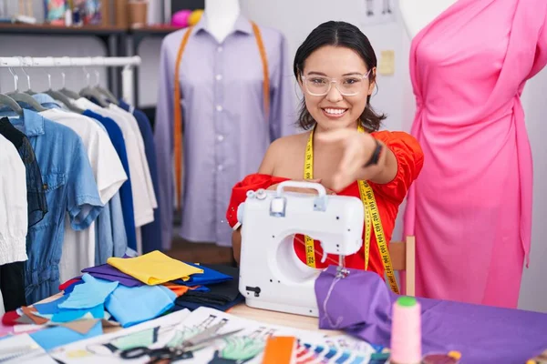 Hispanic Young Woman Dressmaker Designer Using Sewing Machine Smiling Friendly — Stockfoto