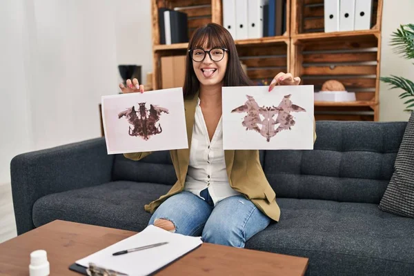 Jovem Terapeuta Mulher Trabalhando Com Teste Rorschach Clínica Psicologia Colando — Fotografia de Stock