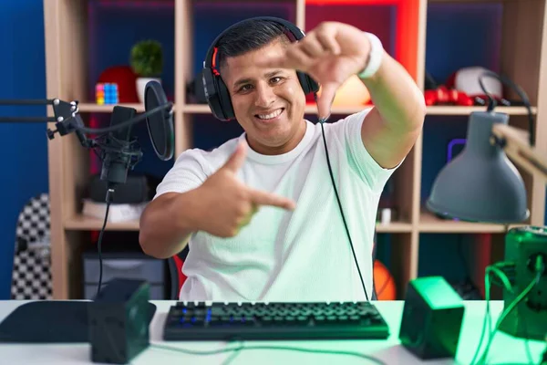 Junger Hispanischer Mann Der Videospiele Spielt Lächelnd Rahmen Mit Händen — Stockfoto