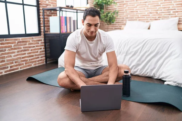 Young Hispanic Man Using Laptop Sitting Yoga Mat Bedroom — Stockfoto