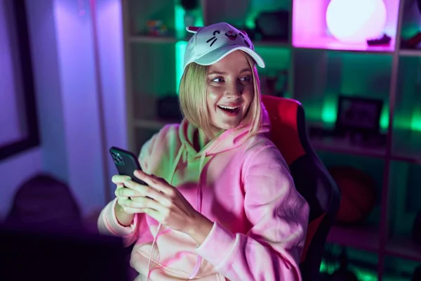 Young Blonde Woman Streamer Using Smartphone Gaming Room — Stockfoto