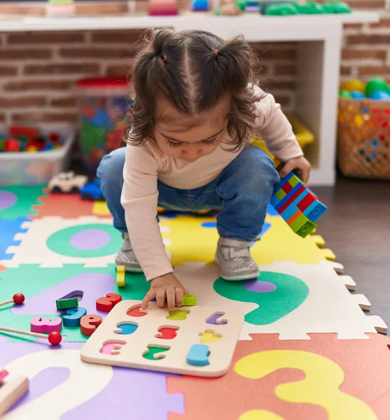 Roztomilý Hispánský Dívka Hrát Matematikou Puzzle Hra Sedí Podlaze Školce — Stock fotografie