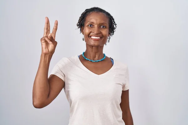 Mulher Africana Com Dreadlocks Sobre Fundo Branco Mostrando Apontando Para — Fotografia de Stock
