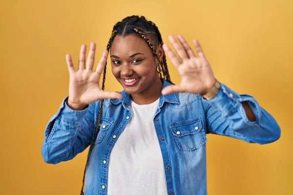 African American Woman Braids Standing Yellow Background Showing Pointing Fingers — Photo