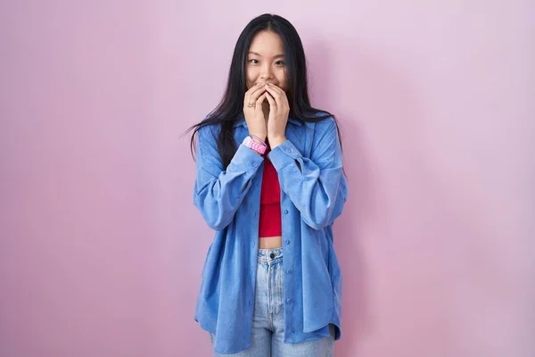 Молодая Азиатка Стоящая Розовом Фоне Смеявшись Смущаясь Хихикая Прикрывая Рот — стоковое фото