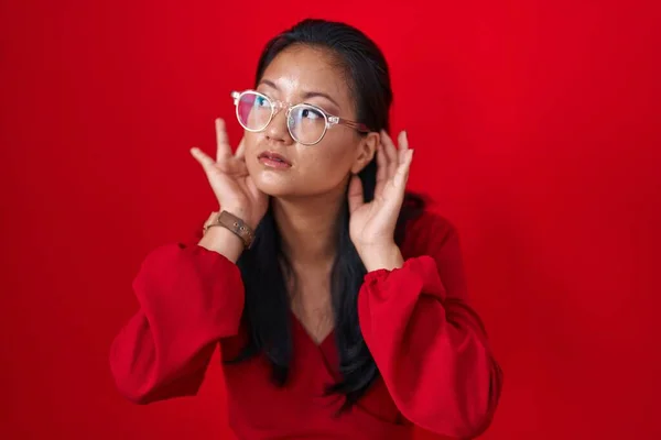 Asian Young Woman Standing Red Background Trying Hear Both Hands —  Fotos de Stock