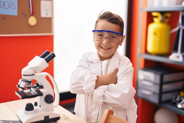Adorável Estudante Criança Hispânica Usando Microscópio Com Braços Cruzados Gesto — Fotografia de Stock