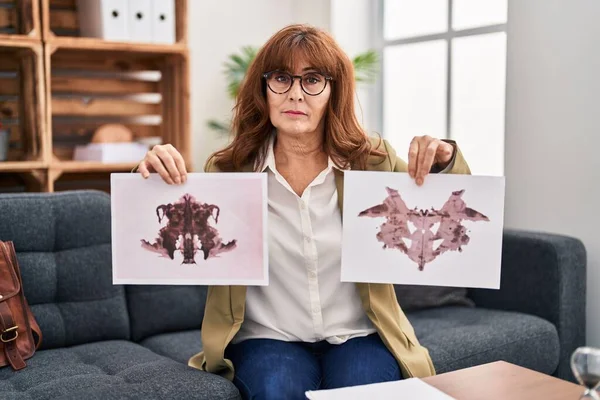 Middle Age Hispanic Woman Working Rorschach Test Psychology Clinic Relaxed — Stockfoto
