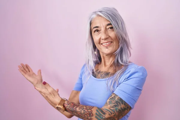 Mujer Mediana Edad Con Tatuajes Pie Sobre Fondo Rosa Invitando — Foto de Stock
