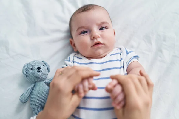 Schattige Blanke Baby Spelen Bed Met Ontspannen Uitdrukking Slaapkamer — Stockfoto