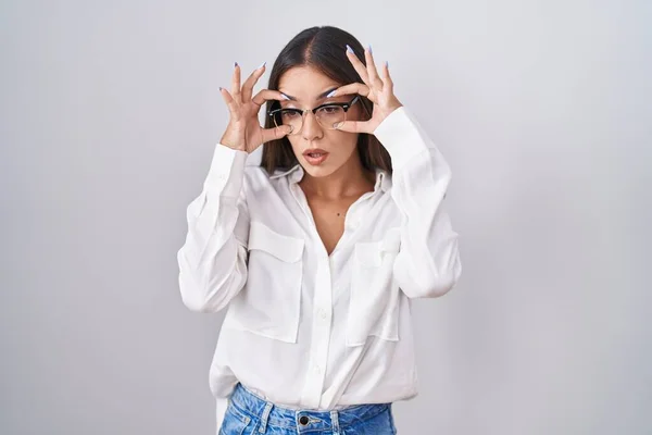 Mujer Morena Joven Con Gafas Tratando Abrir Los Ojos Con — Foto de Stock