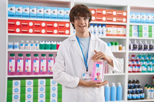 Giovane Uomo Biondo Farmacista Che Tiene Bottiglia Shampoo Farmacia — Foto Stock