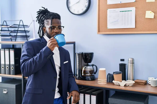 Afrikanisch Amerikanisch Unternehmerin Trinken Kaffee Büro — Stockfoto
