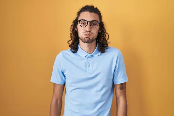 Jonge Spaanse Man Die Gele Achtergrond Puffende Wangen Met Grappig — Stockfoto