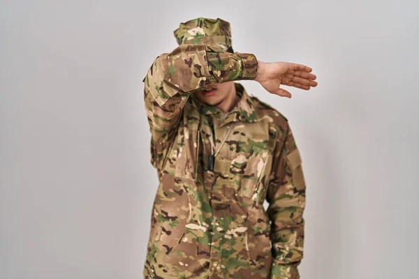 Joven Árabe Vestido Con Uniforme Camuflaje Del Ejército Cubriendo Los — Foto de Stock